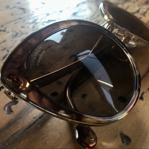 Chanel Polarized gold detailed sunglasses - Picture 2 of 7